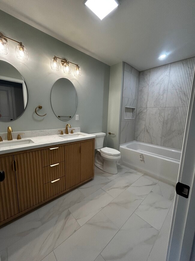 246 Front St, Unit 1 in Lincoln, RI - Foto de edificio - Building Photo