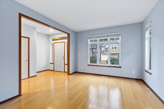 5926 SE 2nd Ct in Renton, WA - Foto de edificio - Building Photo