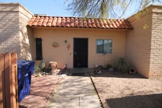 Highly Desirable East Side Townhome – 2 Bed, 2 Bath – Move-In Ready! in Tucson, AZ - Building Photo - Building Photo