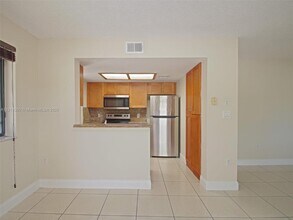8321 Coral Lake Dr in Coral Springs, FL - Building Photo - Building Photo