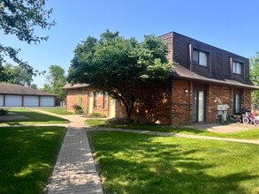 Creekbend & Chase Townhomes in Delaware, OH - Building Photo - Building Photo