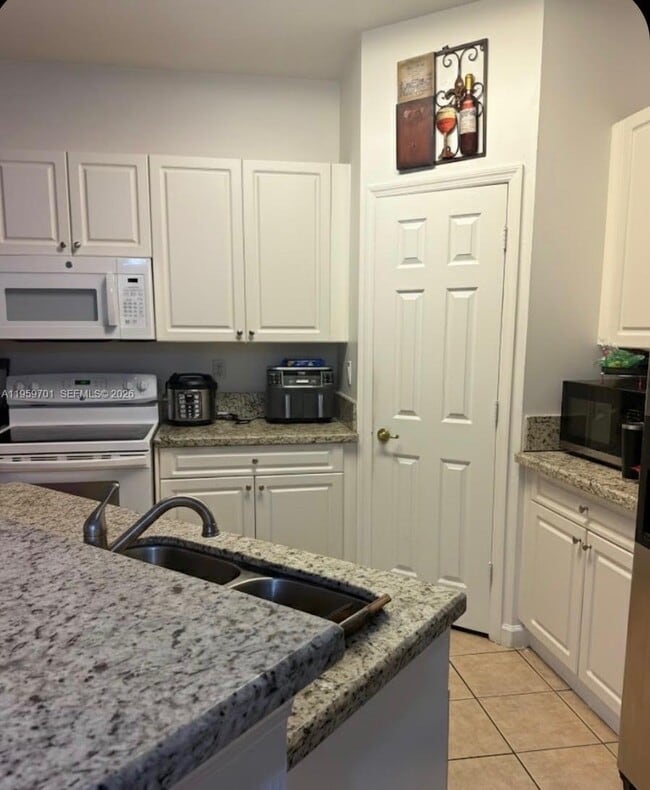 5719 NW 113th Ct in Doral, FL - Building Photo - Building Photo