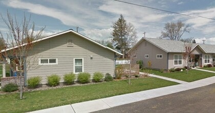 425 E Currant St in Athena, OR - Foto de edificio - Building Photo