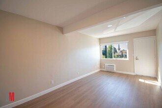 Towle Ct in San Diego, CA - Building Photo - Interior Photo