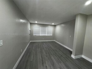 2377 NW 35th St in Miami, FL - Building Photo - Building Photo