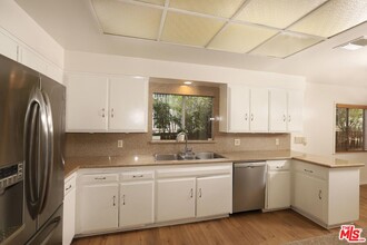 7861 Oceanus Dr in Los Angeles, CA - Building Photo - Building Photo