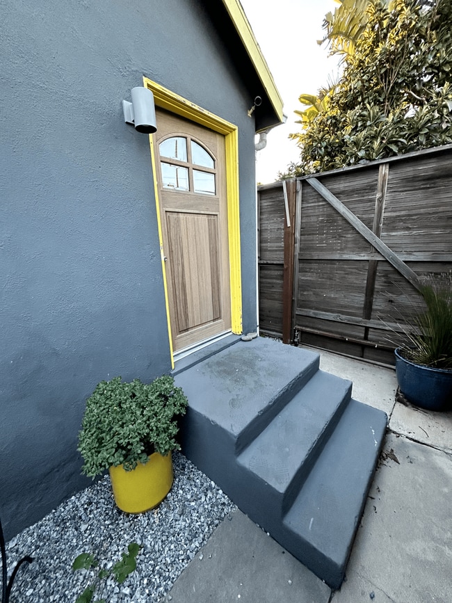 property at 724 Crestmoore Pl