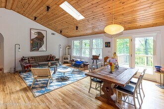 19 Bakertown Rd in Accord, NY - Foto de edificio - Building Photo