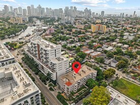 1060 NW 7th St in Miami, FL - Building Photo