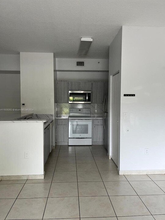 7290 NW 114th Ave, Unit 110 in Doral, FL - Building Photo