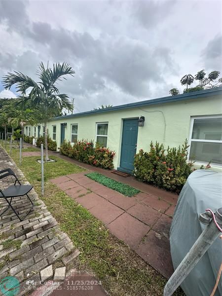 619 NE 3rd St-Unit -20 in Hallandale Beach, FL - Building Photo