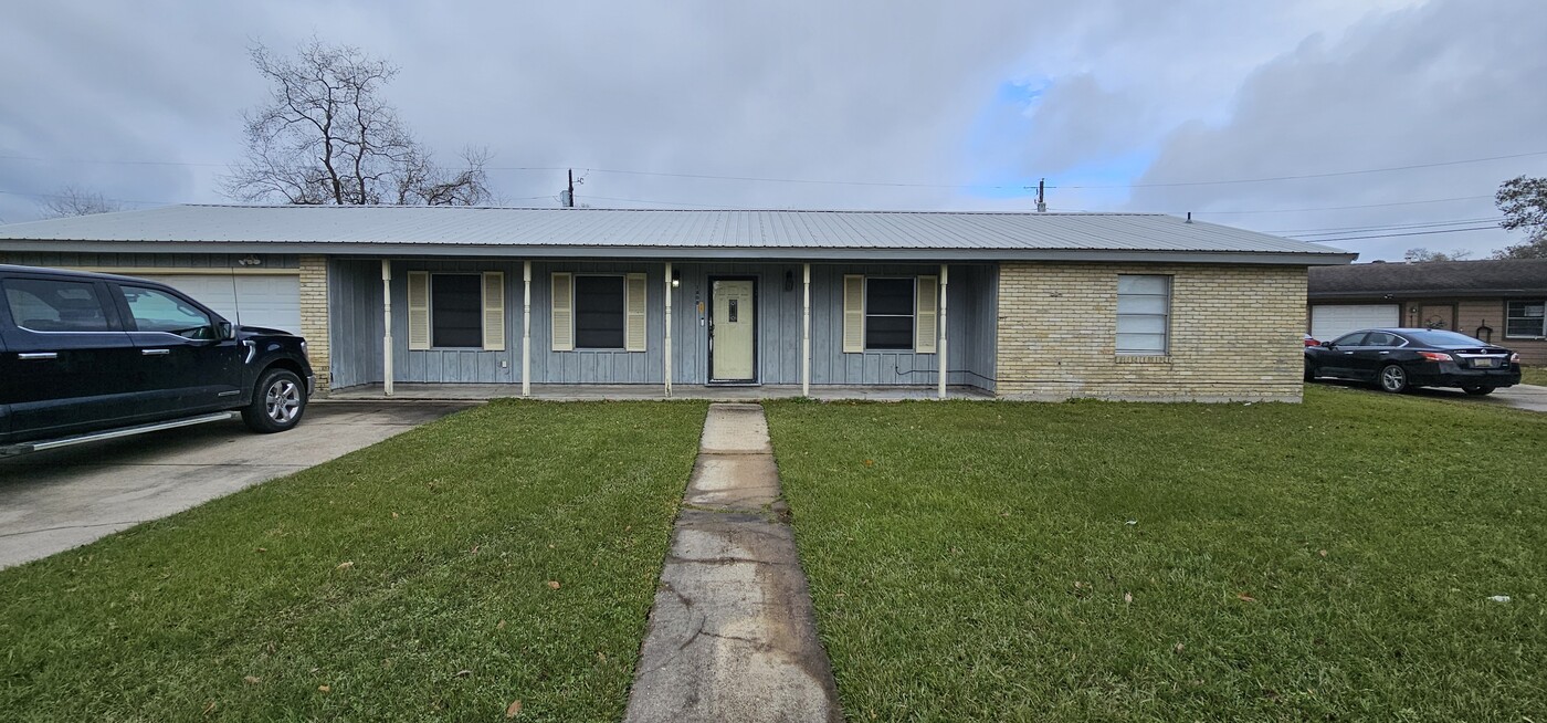 1808 Walnut Ave in Orange, TX - Building Photo