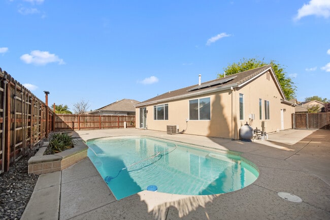 1634 Sierra Creek Dr in Manteca, CA - Foto de edificio - Building Photo