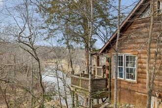 6823 Piney River Road in Bon Aqua, TN - Foto de edificio - Building Photo