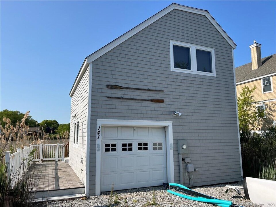 141 Middle Beach Rd in Madison, CT - Building Photo