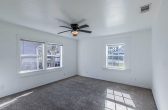 301 E Dumble St in Alvin, TX - Building Photo - Building Photo