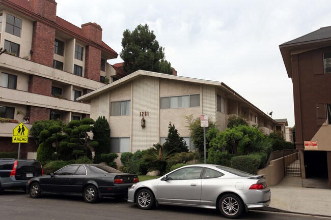 1261 Granville Ave in Los Angeles, CA - Foto de edificio - Building Photo