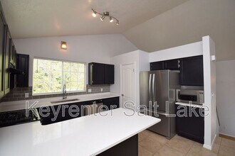 572 E Thatcher Way in Midvale, UT - Building Photo - Building Photo