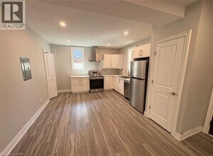 200 Holton Ave S in Hamilton, ON - Building Photo - Building Photo