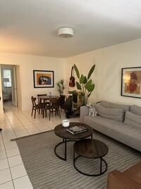 4780 Pine Tree Dr, Unit 4050 in Miami, FL - Foto de edificio - Building Photo