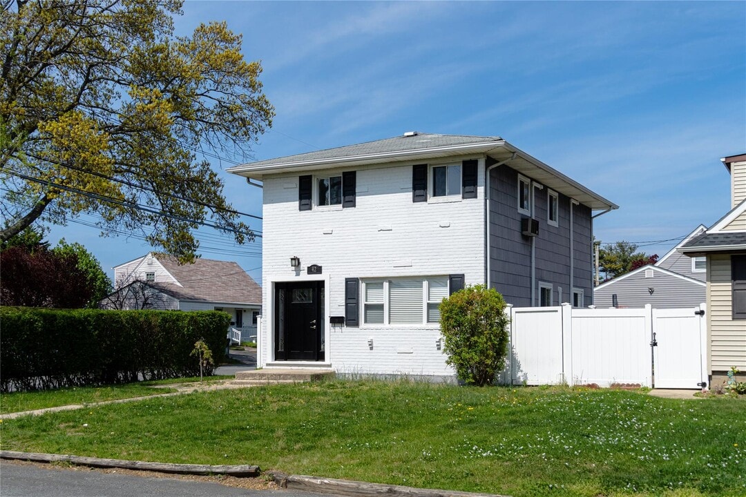 42 Madison Dr in Babylon, NY - Building Photo