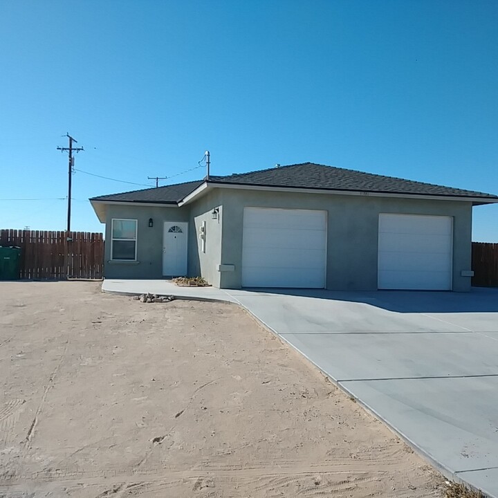 10720 N Garibaldi Dr in California City, CA - Building Photo