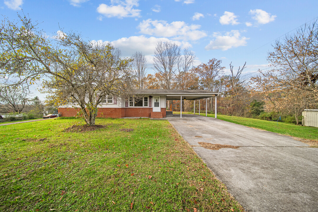 1068 Johnson Rd in Seymour, TN - Building Photo