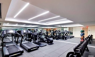 13835 39th Ave-Unit -4C in Queens, NY - Foto de edificio - Building Photo