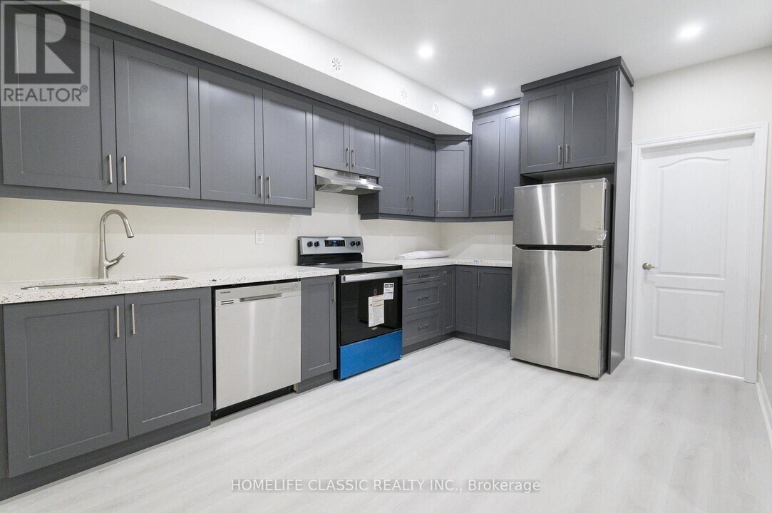 2915 Bur Oak Ave in Markham, ON - Building Photo