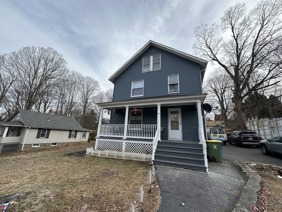 19 Maplewood St in Waterbury, CT - Building Photo