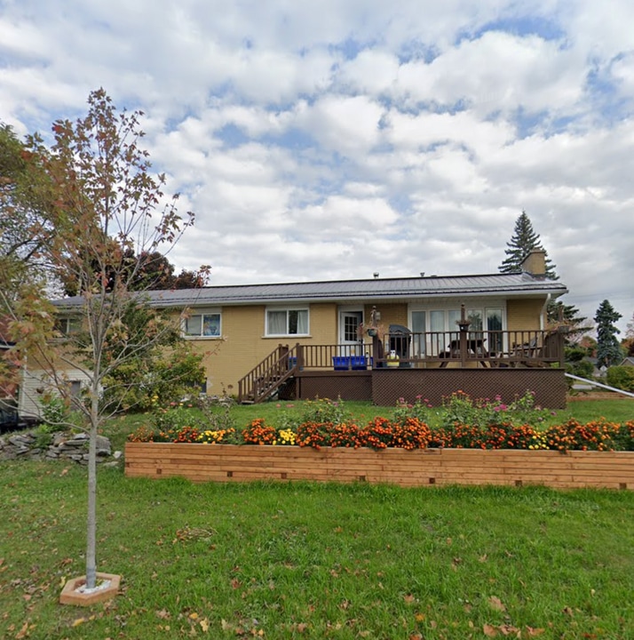 7 Runnymede Rd in Kingston, ON - Building Photo