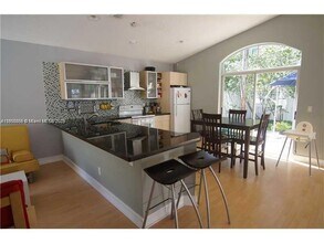 882 Garnet Cir in Weston, FL - Building Photo - Building Photo