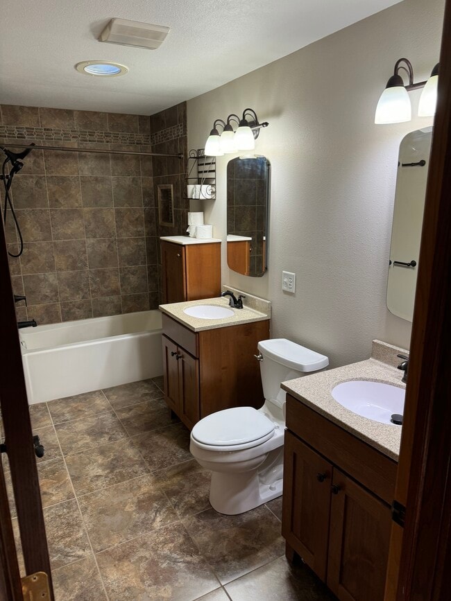 N5529 Penny Lane in Onalaska, WI - Foto de edificio - Building Photo