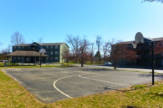 3230 E John Hinkle Pl, Unit J in Bloomington, IN - Building Photo - Building Photo