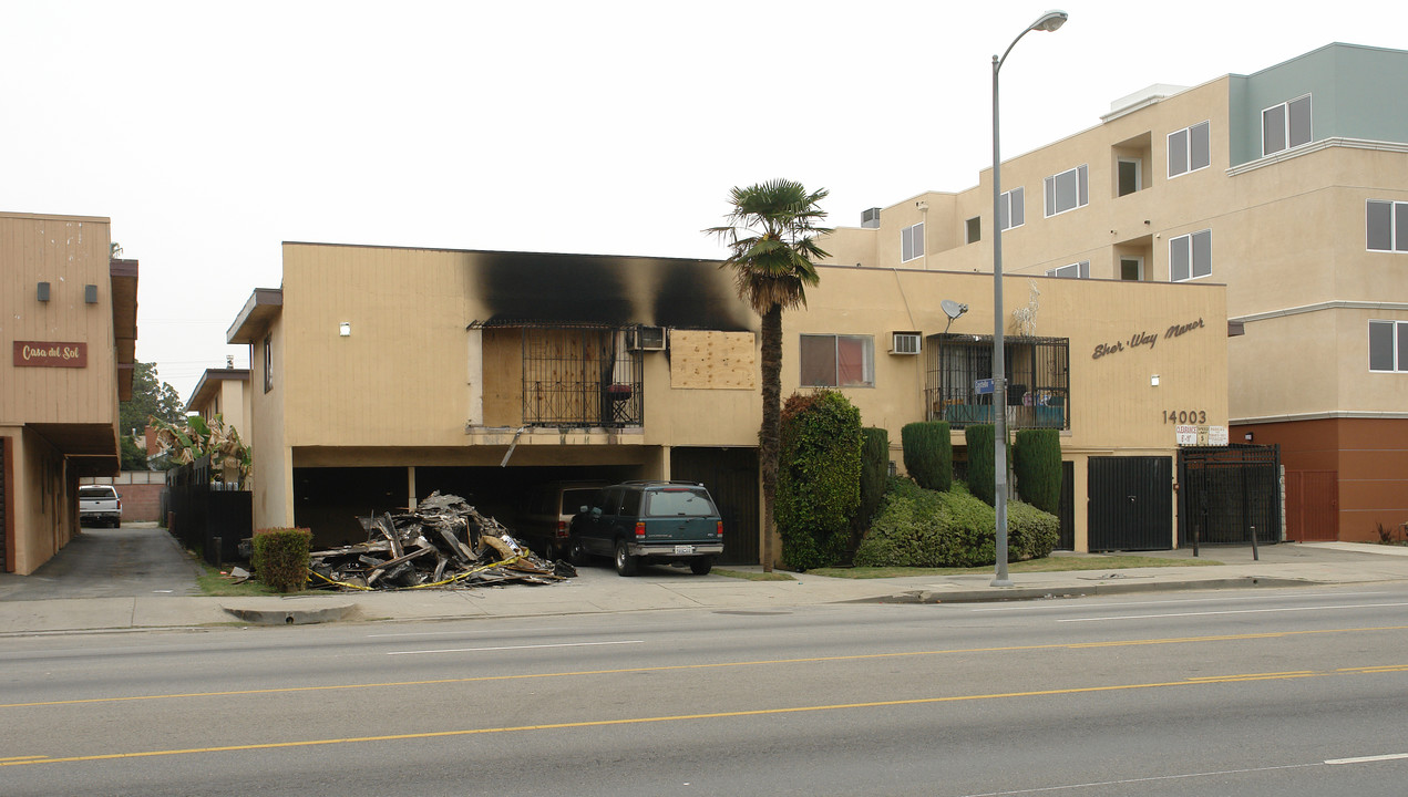 Sher Way Manor in Van Nuys, CA - Building Photo