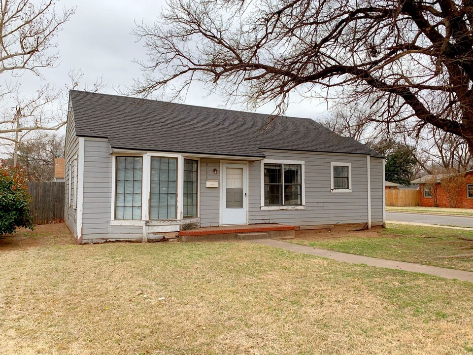 2123 30th St in Lubbock, TX - Building Photo