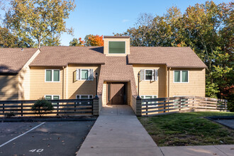 Dogwood Hill Apartments in Hamden, CT - Foto de edificio - Building Photo