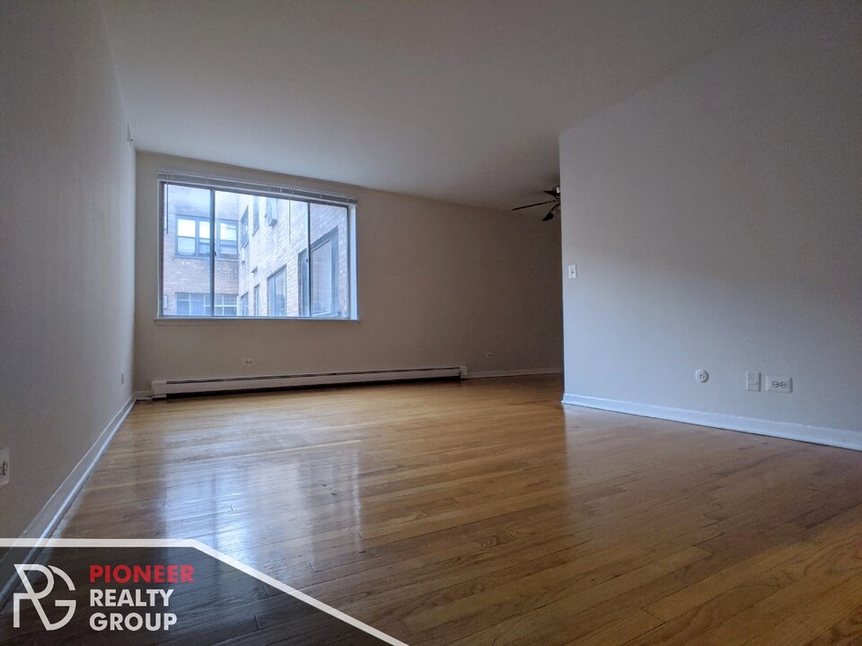 531 W Aldine Ave, Unit 409 in Chicago, IL - Building Photo