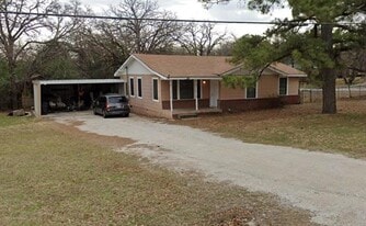 220 School St in Azle, TX - Building Photo