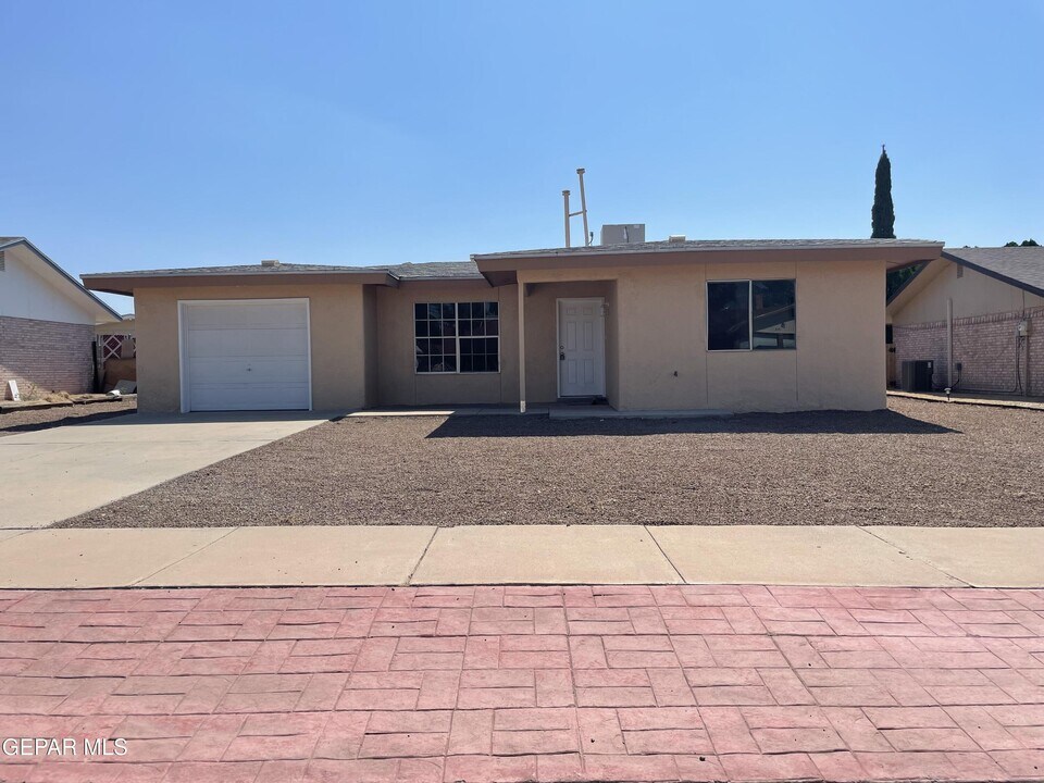 1716 Dean Martin Dr in El Paso, TX - Building Photo
