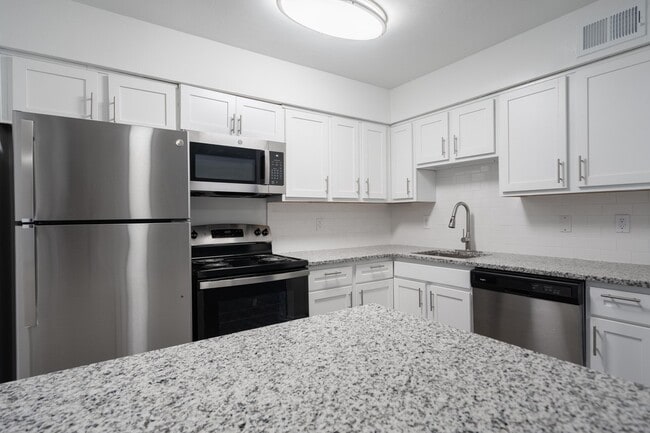River Breeze Apartments in Newport News, VA - Foto de edificio - Building Photo