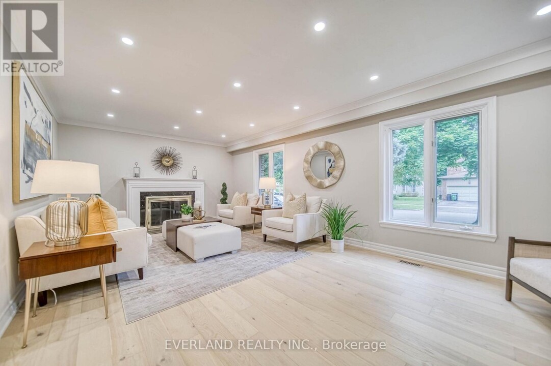 8 Elliotwood Ct in Toronto, ON - Building Photo