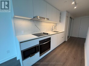 8-2708 Wellesley St W in Toronto, ON - Building Photo - Building Photo