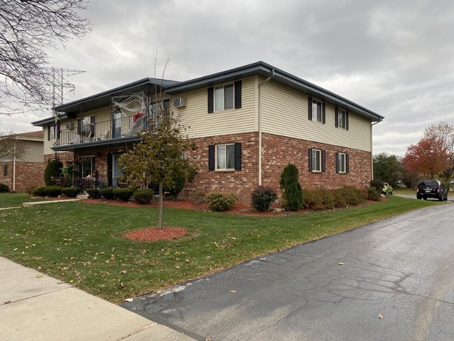1118 Fleetfoot Dr in Waukesha, WI - Building Photo - Building Photo