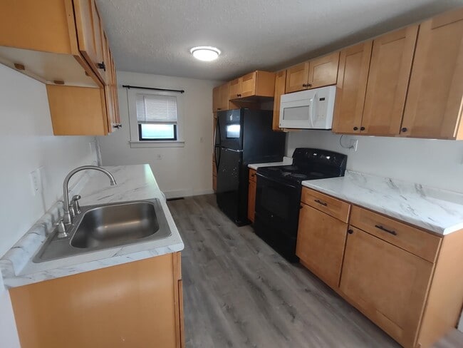 10.5 Palmer St in Claremont, NH - Building Photo - Building Photo