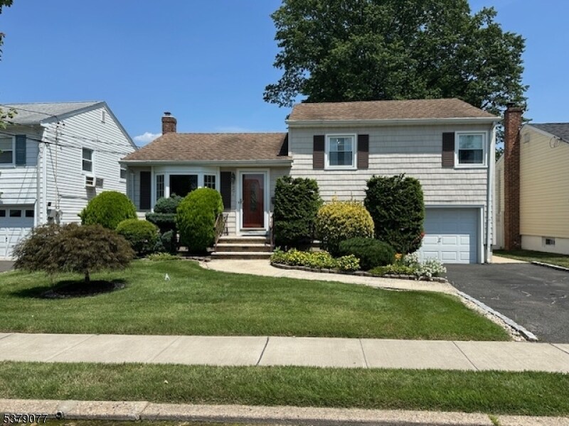 827 Savitt Pl in Union, NJ - Foto de edificio