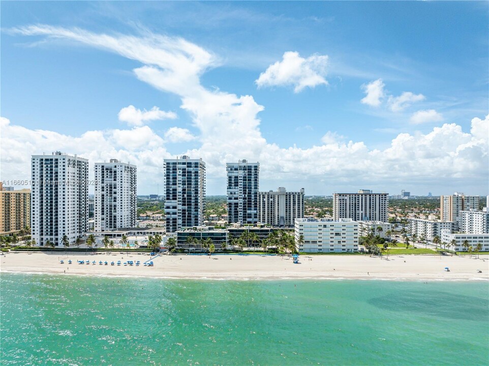 2101 S Ocean Dr in Hollywood, FL - Building Photo