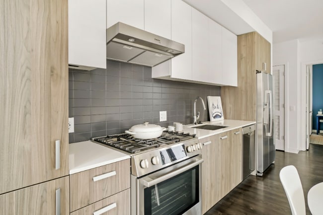 445 E Waterside Dr in Chicago, IL - Foto de edificio - Building Photo