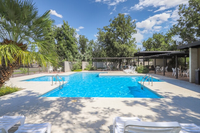 5701 E Glenn St in Tucson, AZ - Foto de edificio - Building Photo