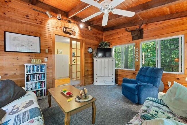19 N Beach Rd in Raymond, ME - Foto de edificio - Building Photo